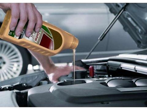 汽车保养时还悠哉坐休息室喝茶？老司机看见就撇嘴：等着后悔吧！