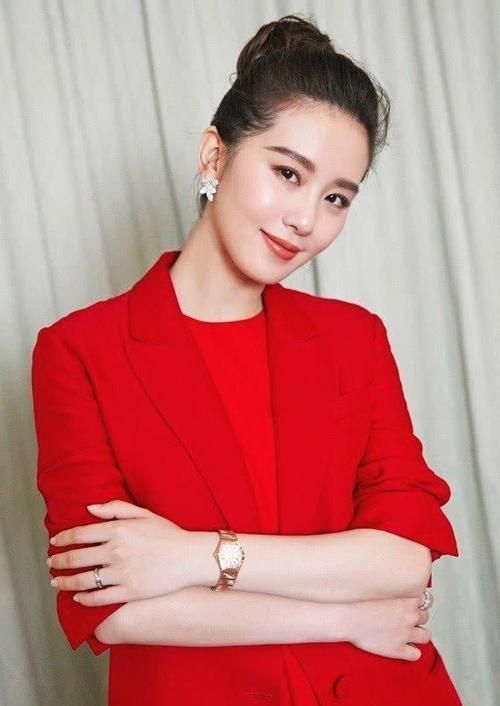 刘诗诗罕见换发型,搭配红裙性感霸气,"锁骨杀"更是要人命