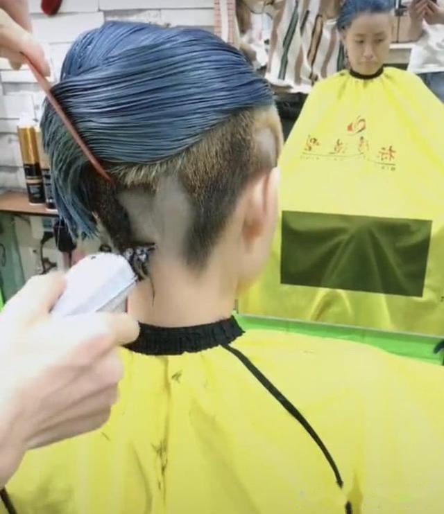 美女挑战前卫发型,将后脑勺头发全部剃光,最后那一撮蓝发太亮眼