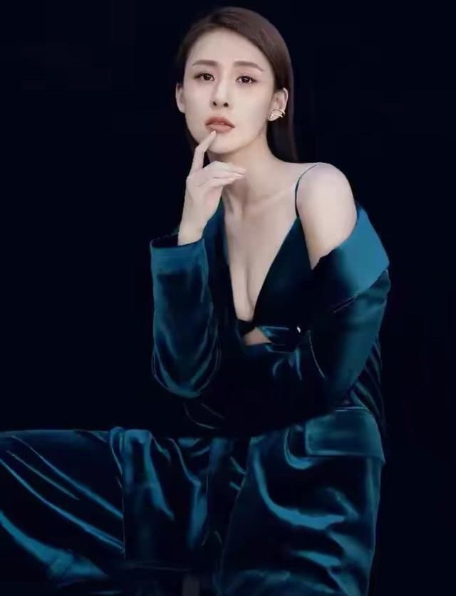 贾清终于放开了,蓝色西装不系扣,露出纤细肩带,更是性感撩人
