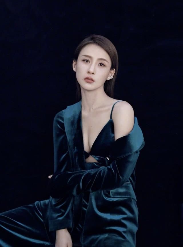 贾清终于放开了,蓝色西装不系扣,露出纤细肩带,更是性感撩人