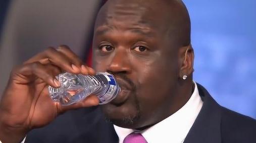 nba球星喝水多夸张?姚明奥尼尔像喝口服液,一人单手拿