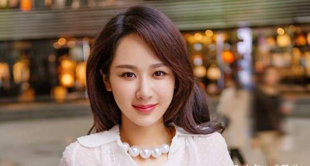 杨紫肩带意外滑落,谁注意到张艺兴的反应?