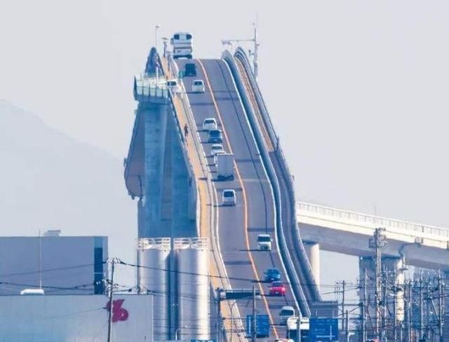 日本著名的网红大桥,正面看垂直上天,侧面看让人哭笑不得