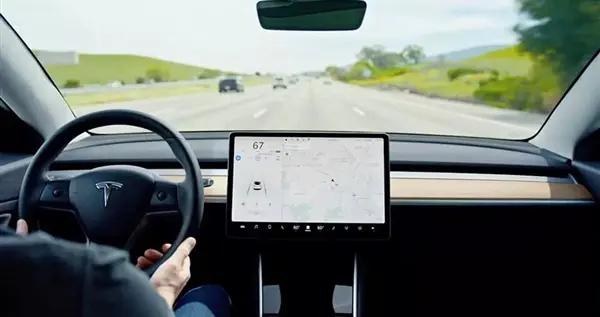 可识别红绿灯！特斯拉新增自动停车功能：三季度上线