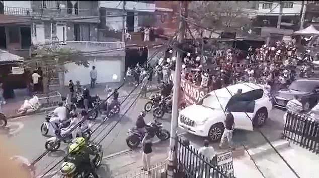 哥伦比亚黑帮头目死在狱中,人们却违反疫情限令为其举办葬礼
