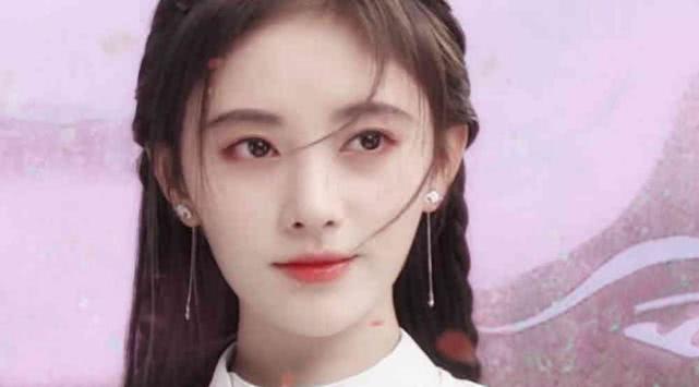 本以为鞠婧祎太可爱不适合军装被强烈要求后,没想到成为全场最飒