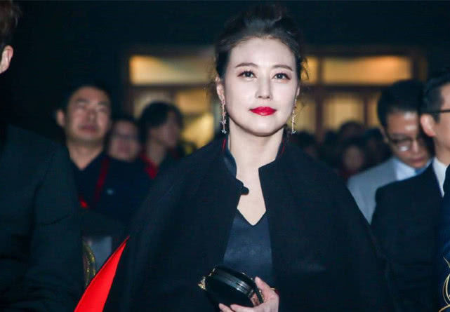 因不愿照顾公公被离婚,今前夫三婚儿子也快成年,她却仍然单身