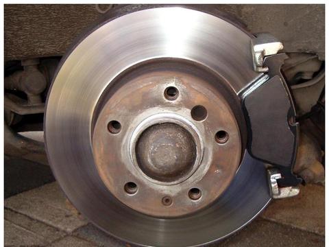 汽车跑了7万公里，这4样东西换不换？维修工：再不换就该换车了