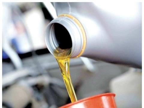 “全合成机油”1万公里换一次？车要毁在你手里，现在悔改还不晚