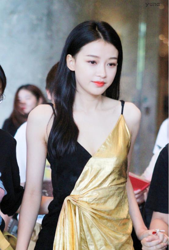 两种颜色结合在一起,让人觉得更加的高级,再加上v领的设计,使得孙怡的