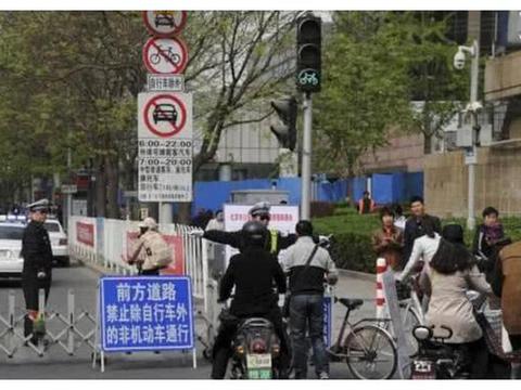 禁摩又限电，老人步行接孩子上学，专家建议让人气愤