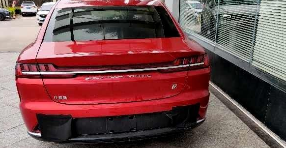 比亚迪最有诚意的新车到店，车重2吨，还能3.9秒破百