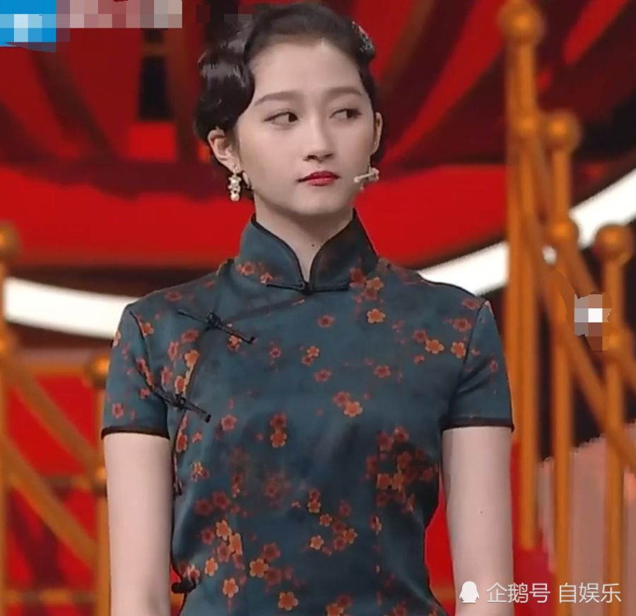 别人旗袍都配高跟鞋,关晓彤却非得与众不同,这秀的我服!