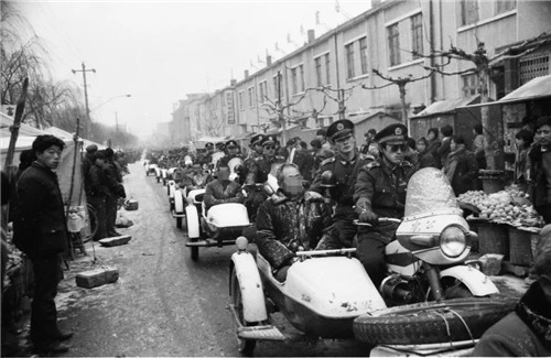 1983年中国首次严打:唐山菜刀队50余人被枪决,他们到底做了什么