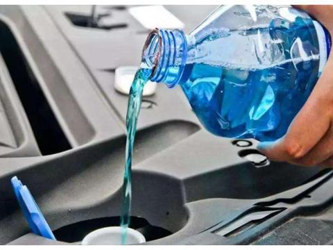 车上玻璃水用完了，能自己添加吗？维修工：小心发动机拉缸报废