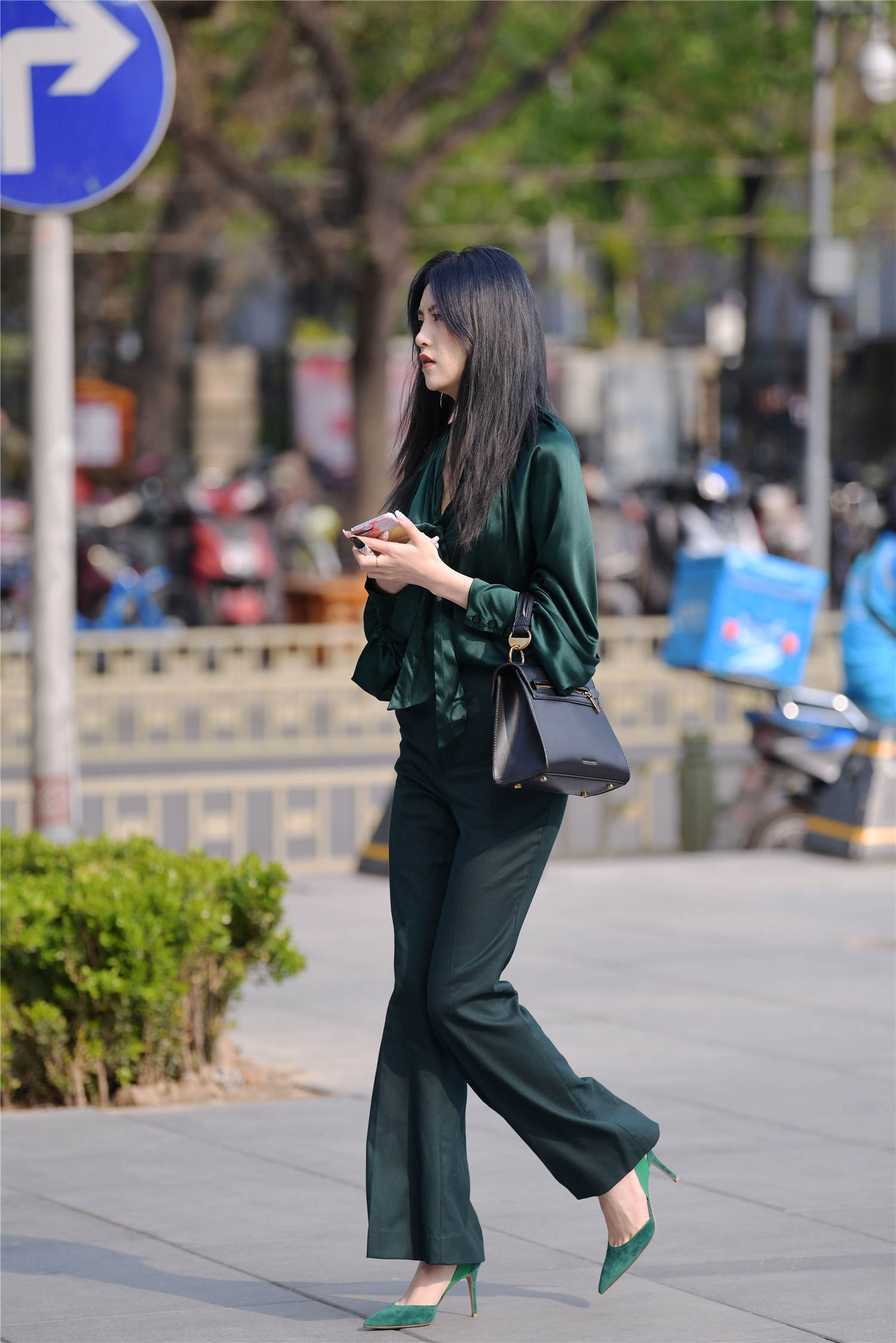 春天适合穿着高跟鞋逛街时尚姑娘选择尖头细跟鞋衬托气质