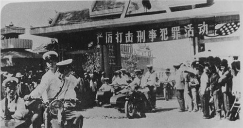 1983年中国首次严打:唐山菜刀队50余人被枪决,他们到底做了什么