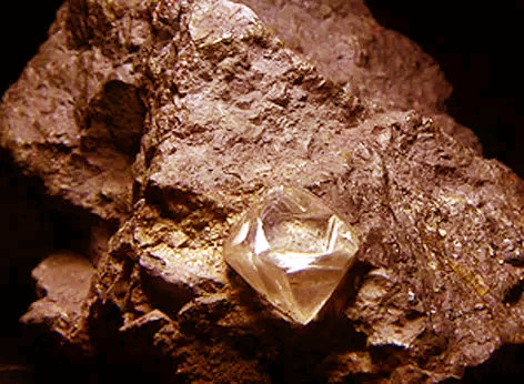 男子在废旧钻石矿挖出125克拉蓝宝石,价值50亿!