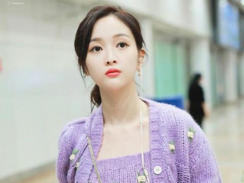 25岁吴宣仪真会穿，紫色毛衣抹胸大方炫“腹”，可爱和性感两不误