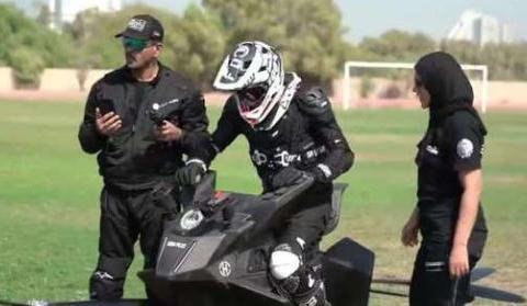 迪拜超犀利警用摩托车，遇到堵车直接飞起，酷炫且实用！