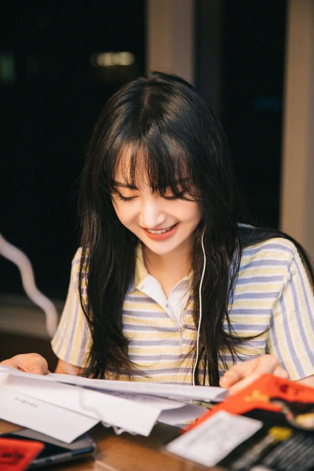 郑爽“吃播”首秀嘟嘴卖萌似邻家女孩,一手美食一手汽水超接地气