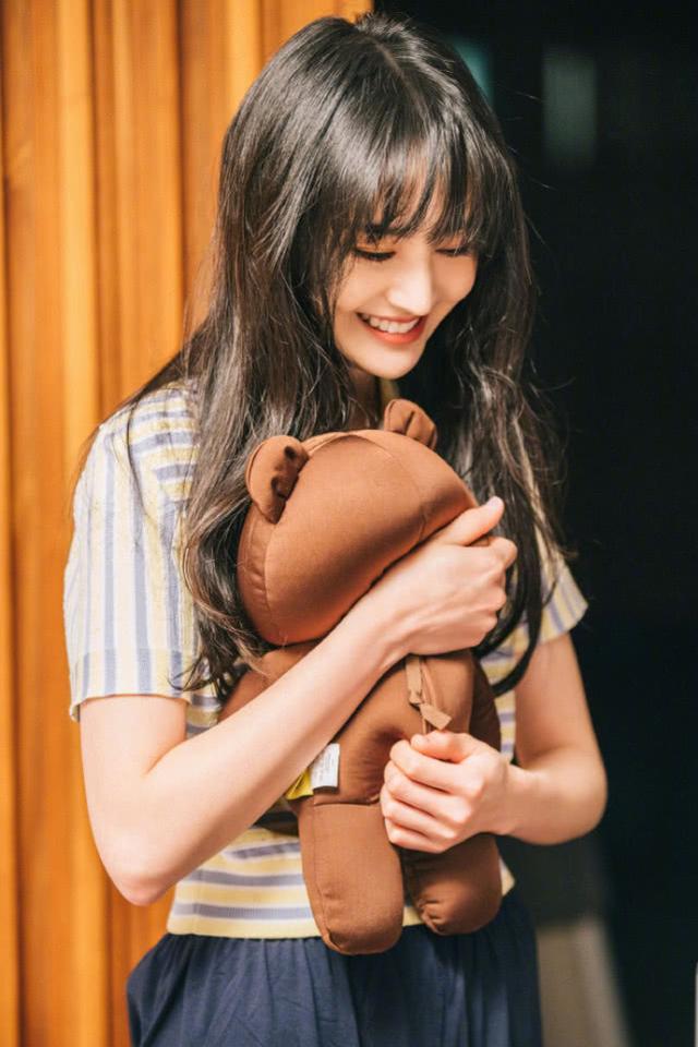 郑爽“吃播”首秀嘟嘴卖萌似邻家女孩,一手美食一手汽水超接地气