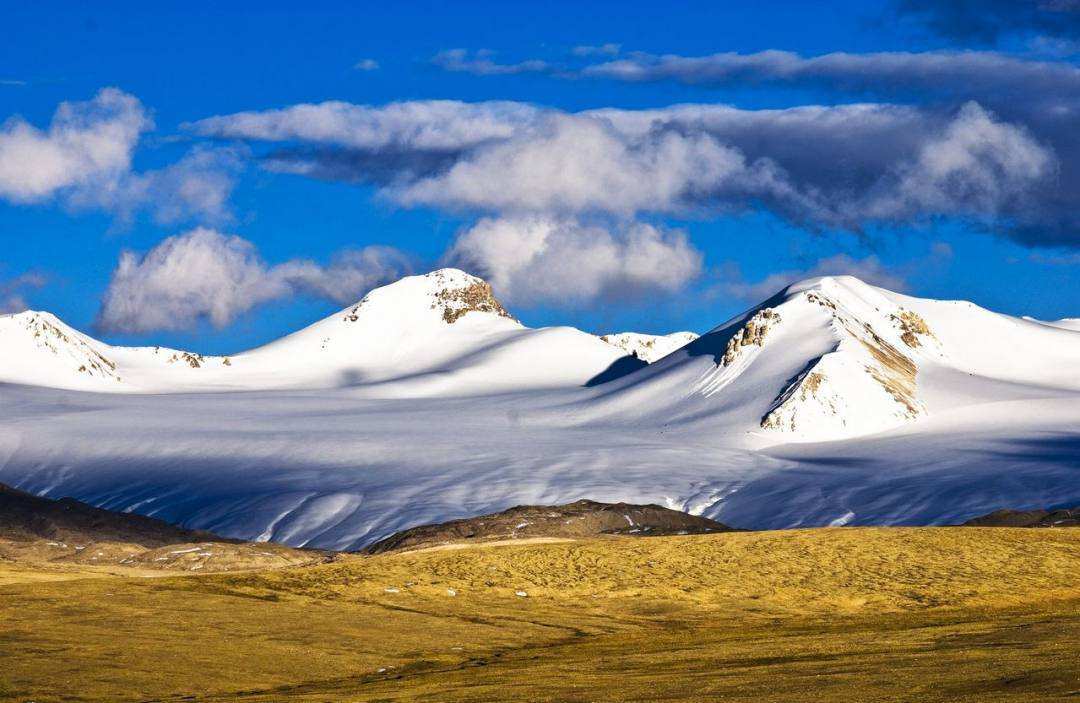 穿越屹立于西藏和青海的唐古拉山,在青藏线上风雪无阻