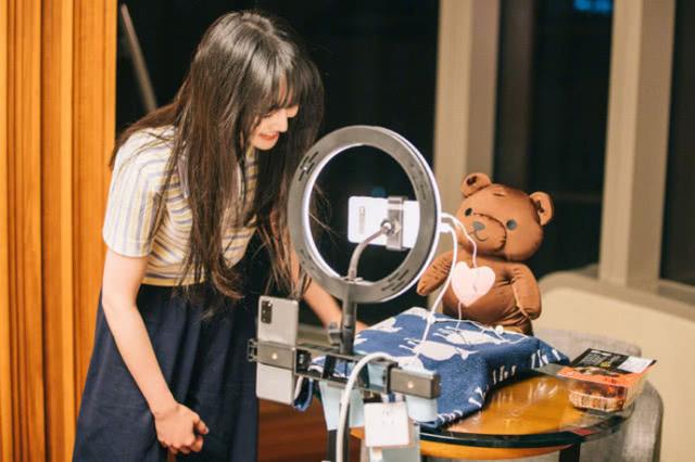 郑爽“吃播”首秀嘟嘴卖萌似邻家女孩,一手美食一手汽水超接地气