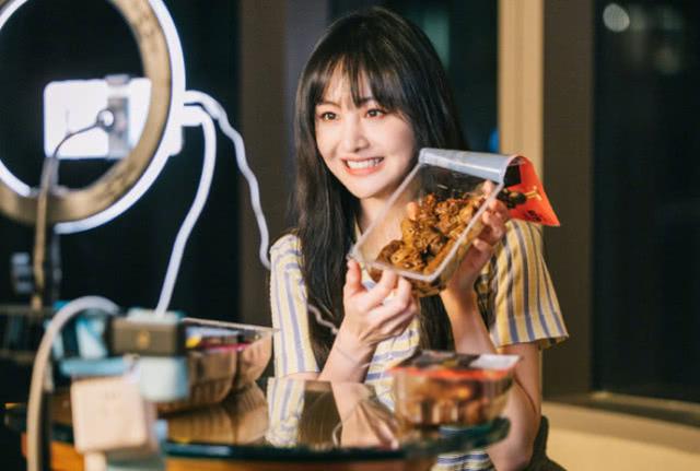 郑爽“吃播”首秀嘟嘴卖萌似邻家女孩,一手美食一手汽水超接地气