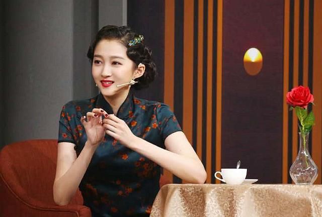 关晓彤旗袍造型曝光,身材性感妩媚动人,网友:鹿晗没选