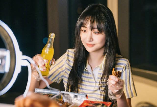郑爽“吃播”首秀嘟嘴卖萌似邻家女孩,一手美食一手汽水超接地气