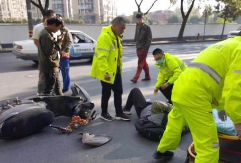 电动车持证上路，费用却“惹众怒”，车主：非买汽车不可吗？