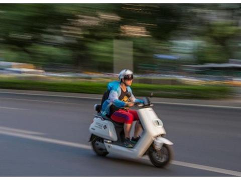电动车明明是满电，为何一加速就会掉格电呢？专家：原因有两点！