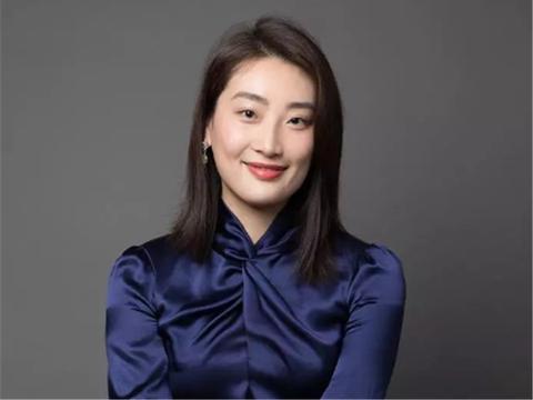 最低调的“白富美”，身价百亿却至今单身，还独爱吉利跑车