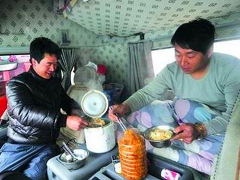 实拍货车司机的真实生活：货车是第二个家，赚的是辛苦钱