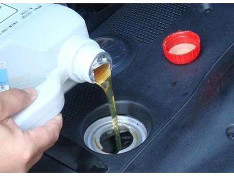 汽车机油应该多久更换一次？维修工说出数字后，车主：亏了！