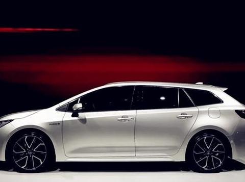 丰田再亮“新干将”，比奥迪A4好看，后排放倒可平躺2个成年人