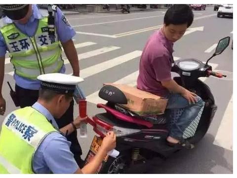 禁摩又限电，老人咋接孩子放学？网友：为何不禁汽车？