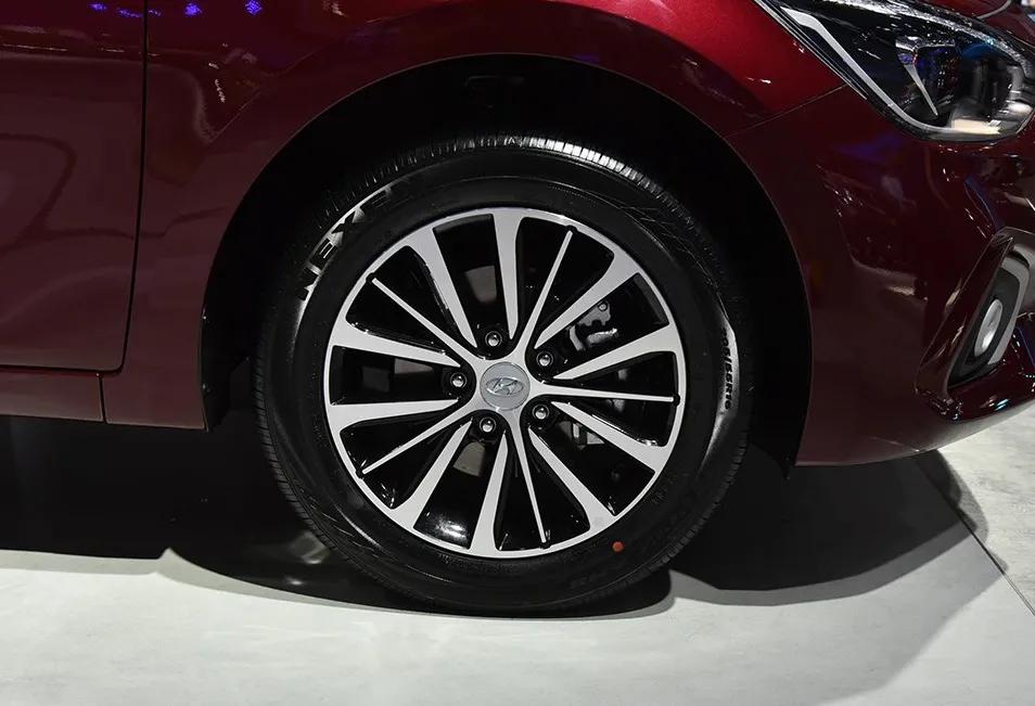 现代爆发了！首款跨界旅行车上市，油耗5.3L，关键顶配才11.99万