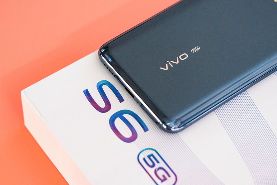 vivo手机最新款2020,vivo手机新款 5g 手机,侧面写着 vivo 是2020 欧洲杯官方手机