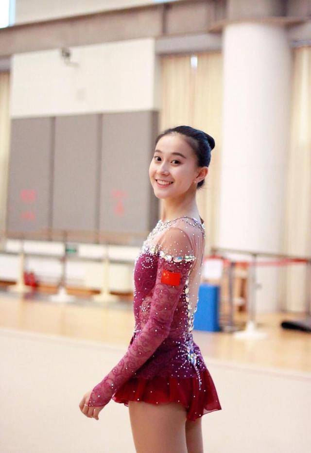 季军宋钰鑫来自冰舞专业,一枚文艺气息十足的大眼睛运动美女.