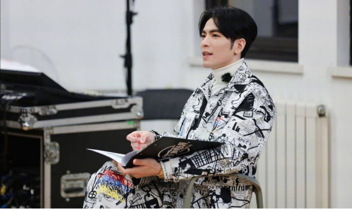 台版101舞台首现，满满夜店风土气十足，舞蹈不齐服装辣眼