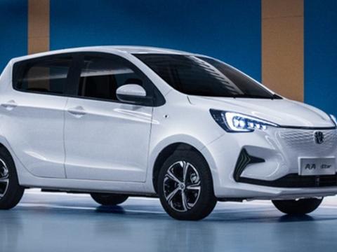 轴距2米41，加速4.7秒，续航300km+ 这纯电小车6.98万起，贵不