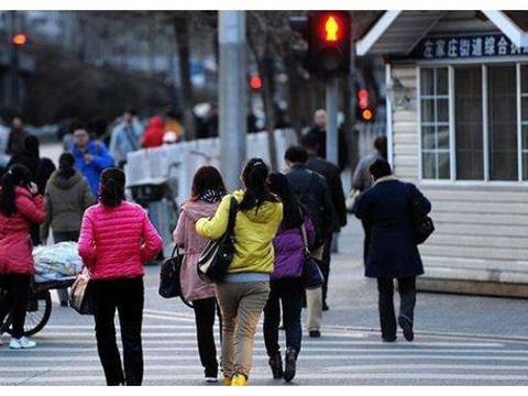 开车不小心撞死闯红灯的行人，责任由谁承担？交警作出解释！