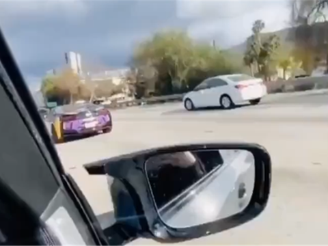 敞篷宝马i8全车贴“科比Gigi版画”，全球首台，侧面还有人物像