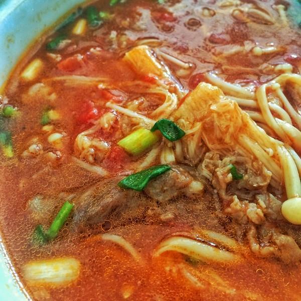 健康美食:凉拌毛豆,番茄滑牛肉汤,肉丝黄花菜,凉拌鸡丝的做法