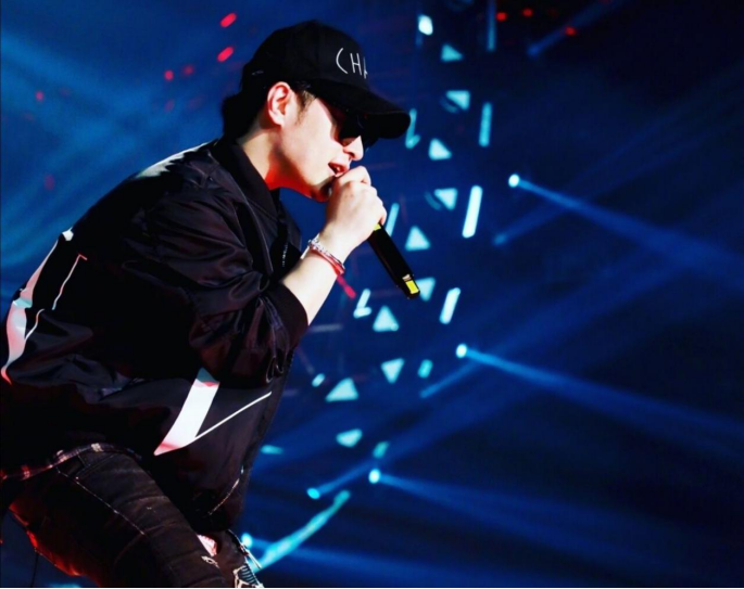 台版101舞台首现，满满夜店风土气十足，舞蹈不齐服装辣眼