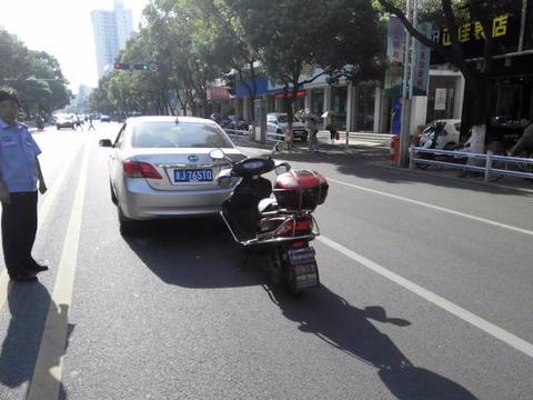 小车司机正常停车等红灯，遇到电动车追尾，还要承担事故责任？