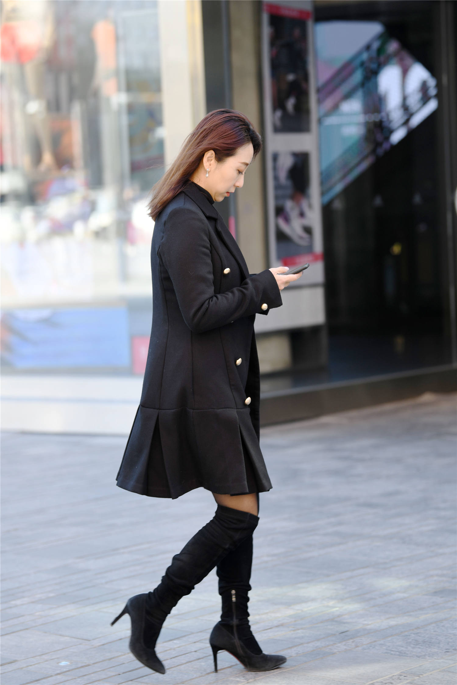 黑SE打底裤搭配黑SE长靴，让穿搭风格看起来更有气质(2)-中国着装